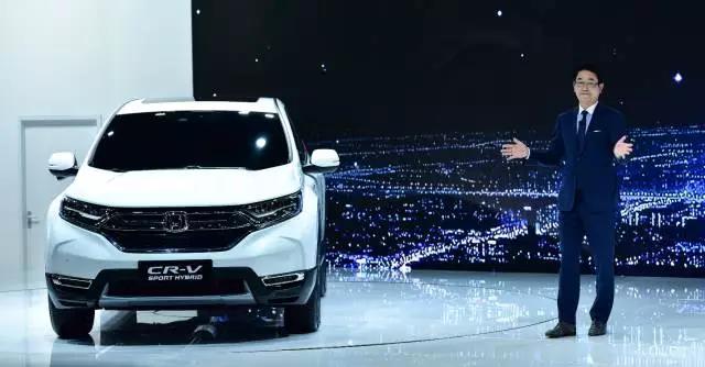 作為全球最暢銷的SUV， CR-V創(chuàng)造了無數(shù)個奇跡。撇開全球不說，從2004年CR-V被引進到中國市場以來，就開拓了城市SUV市場，開啟了國內(nèi)高品質(zhì)SUV生活潮流。進取之路永不停止，就在此次上海車展期間，東風(fēng)本田CR-V也終于迎來了全新?lián)Q代，實現(xiàn)了從內(nèi)到外的全面革新。