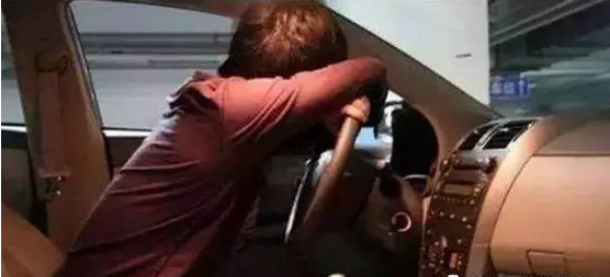 為什么很多人喜歡獨自坐在車?yán)锇l(fā)呆？